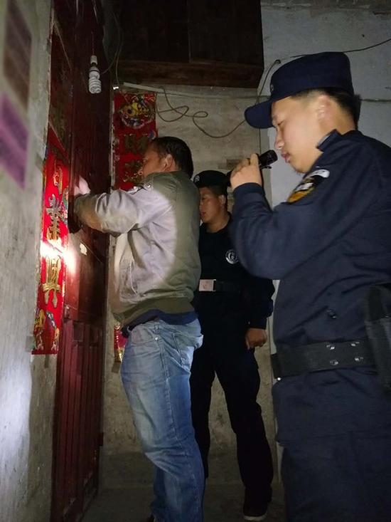 湘潭粗心妈妈误将幼女锁家中 民警全城寻开锁师傅开门